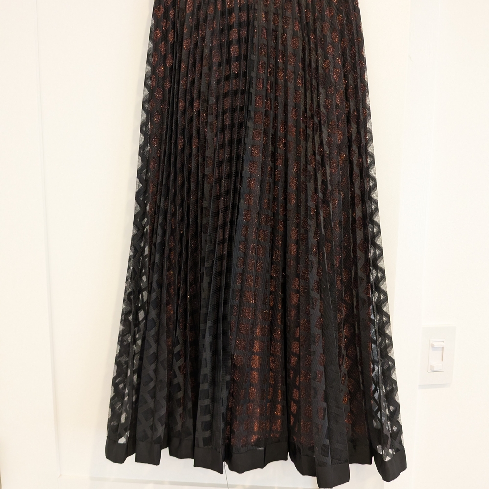 Elegant Black and Gold Pleated Skirt